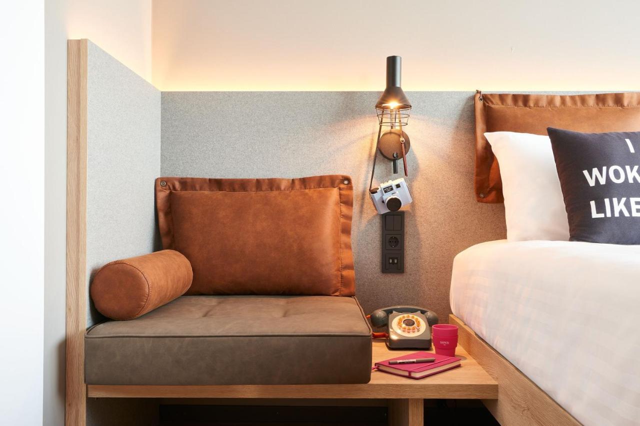Отель Moxy Amsterdam Schiphol Airport Хоофддорп Экстерьер фото