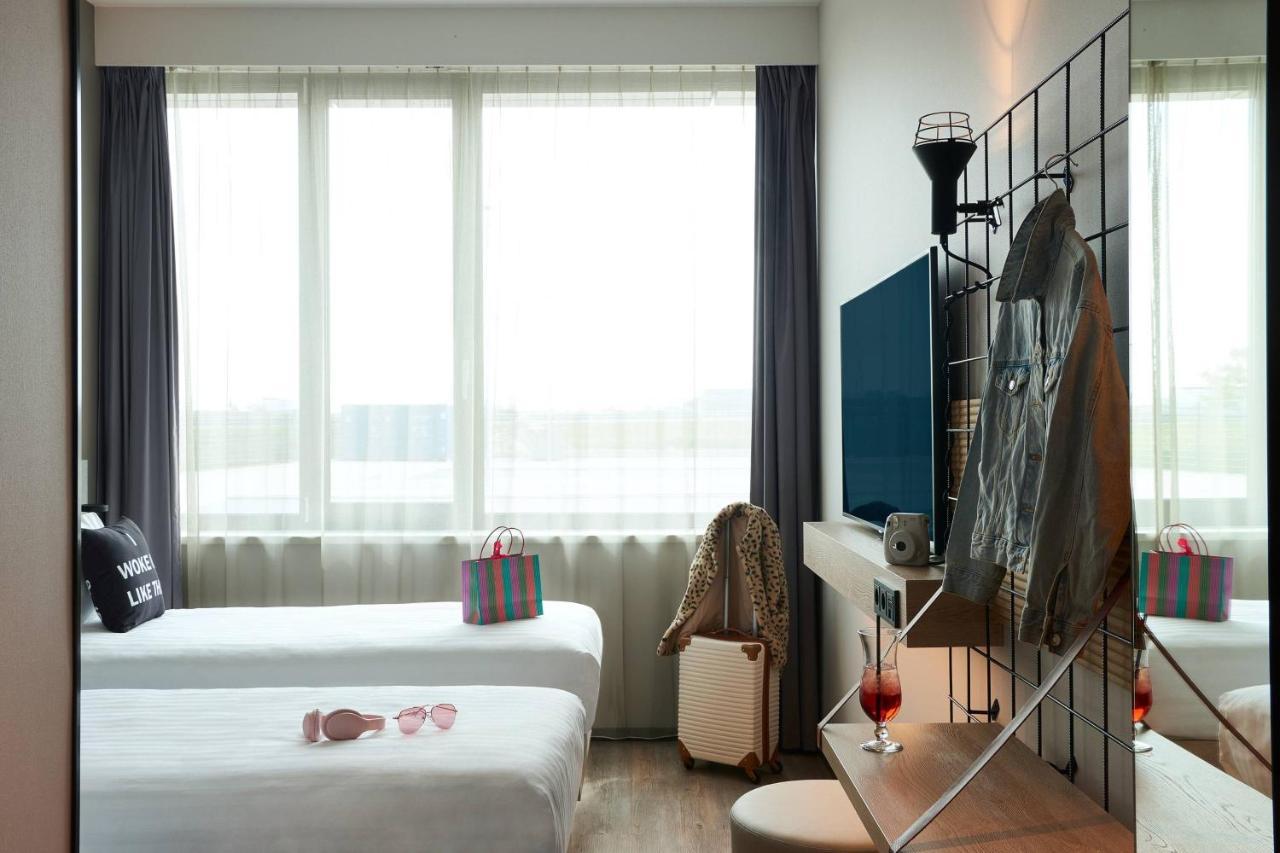 Отель Moxy Amsterdam Schiphol Airport Хоофддорп Экстерьер фото