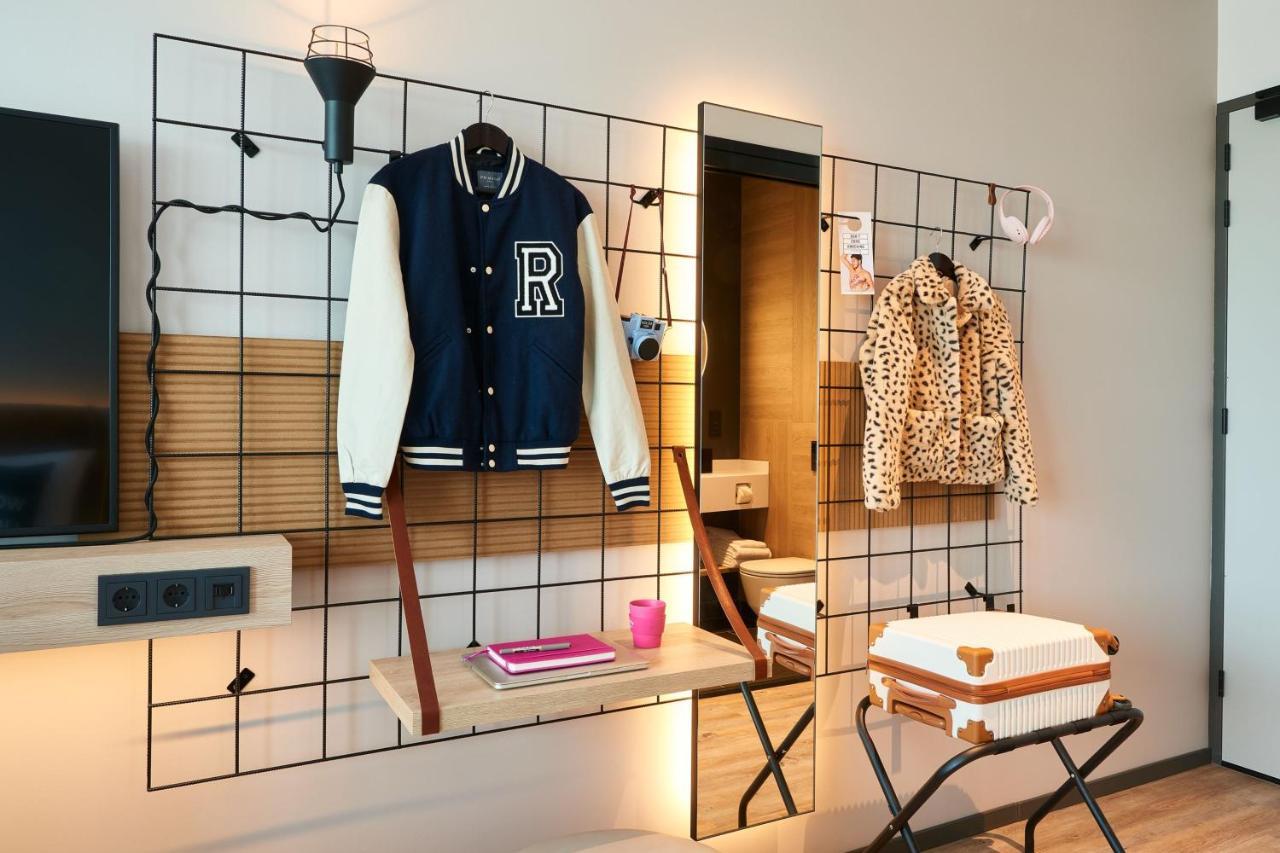 Отель Moxy Amsterdam Schiphol Airport Хоофддорп Экстерьер фото