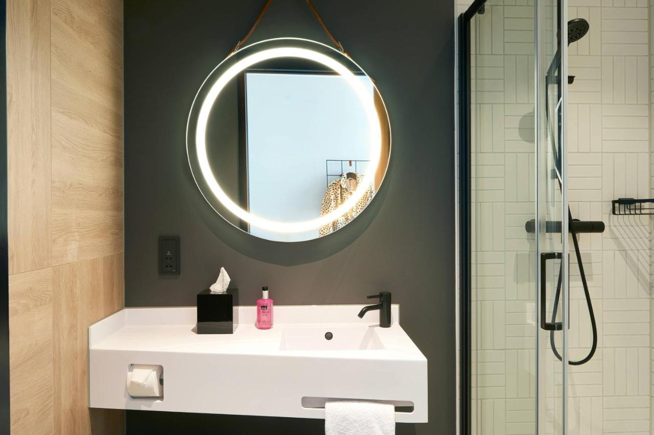 Отель Moxy Amsterdam Schiphol Airport Хоофддорп Экстерьер фото