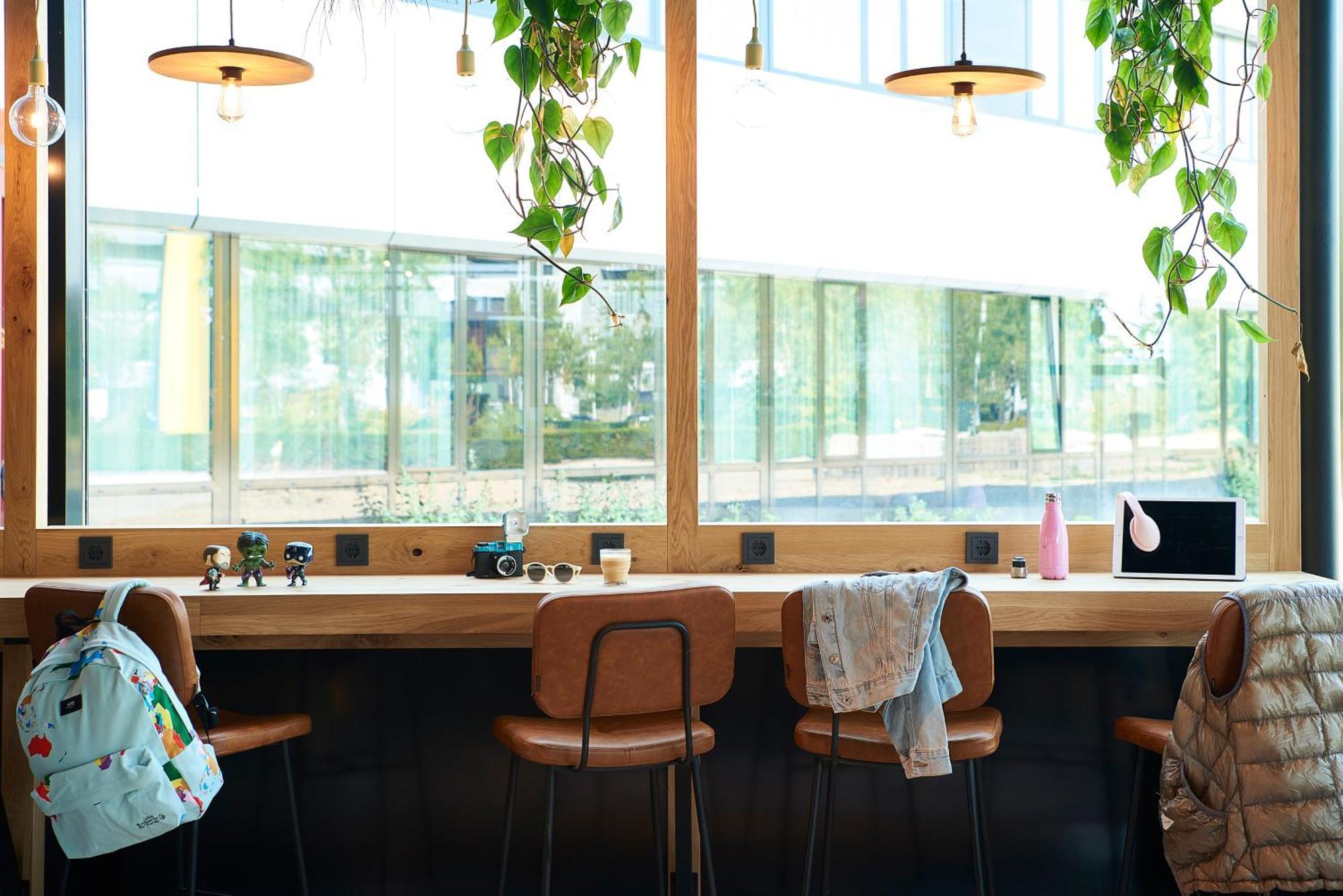 Отель Moxy Amsterdam Schiphol Airport Хоофддорп Экстерьер фото