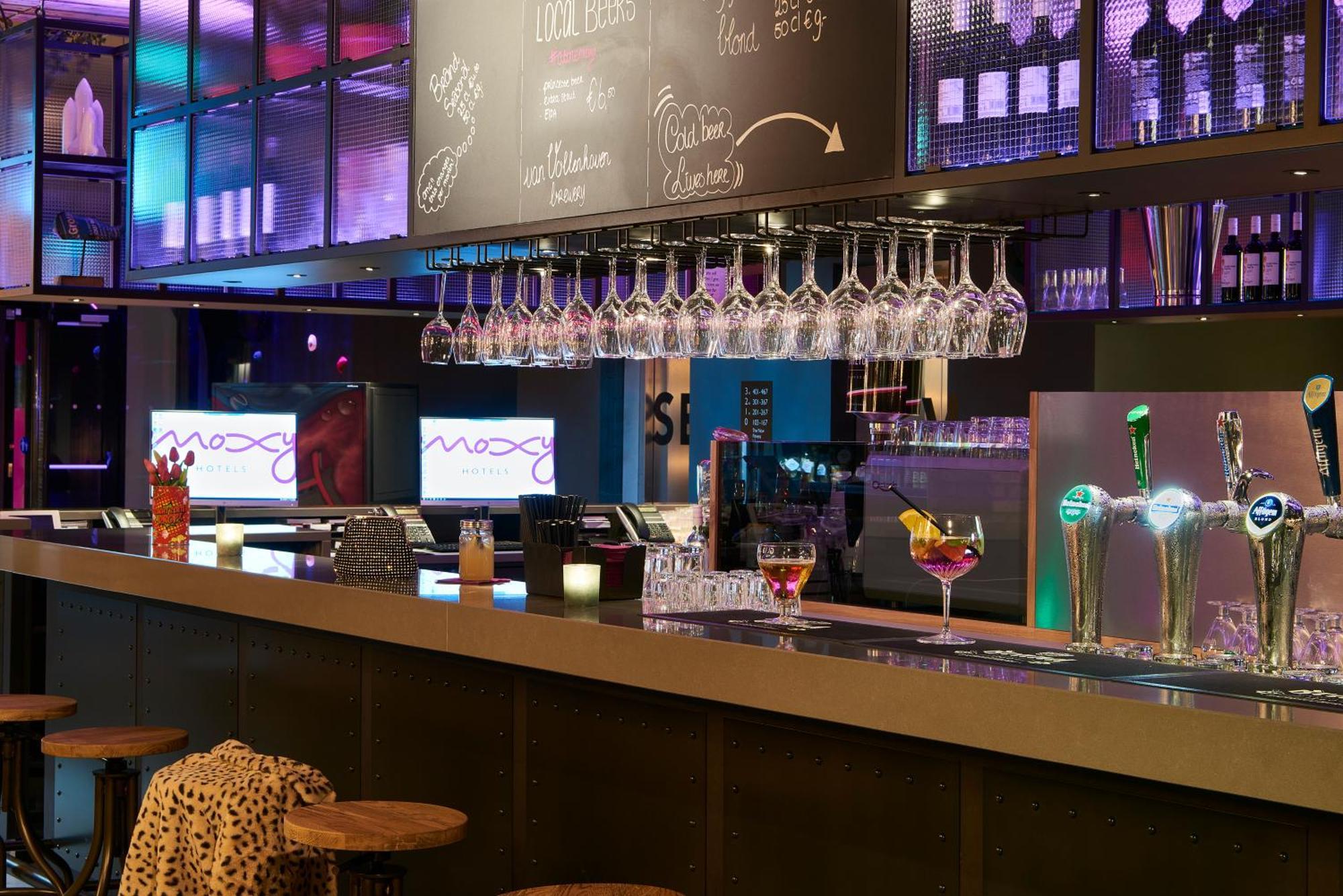Отель Moxy Amsterdam Schiphol Airport Хоофддорп Экстерьер фото
