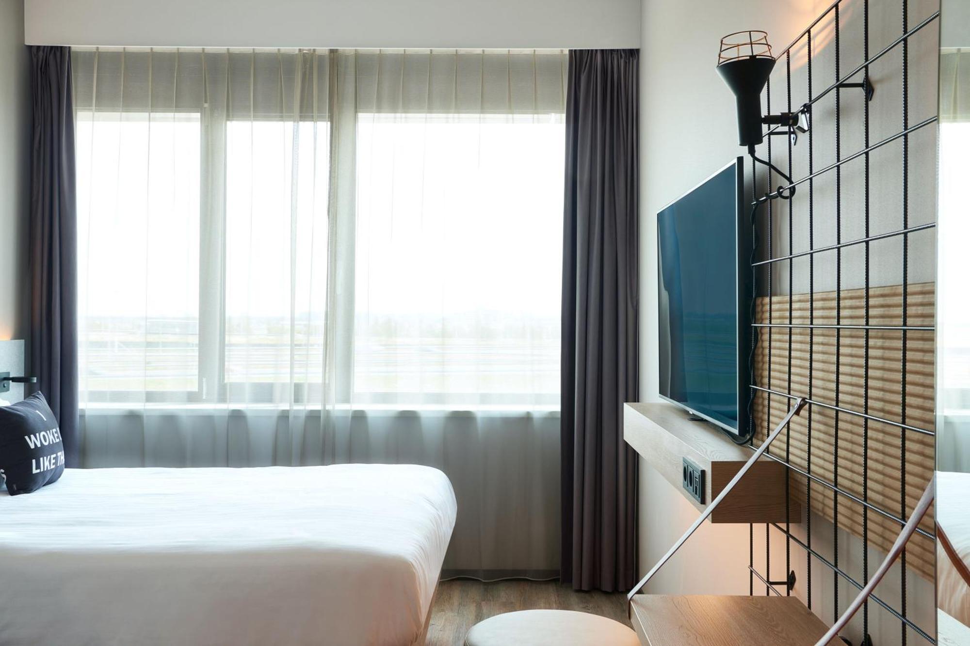 Отель Moxy Amsterdam Schiphol Airport Хоофддорп Экстерьер фото