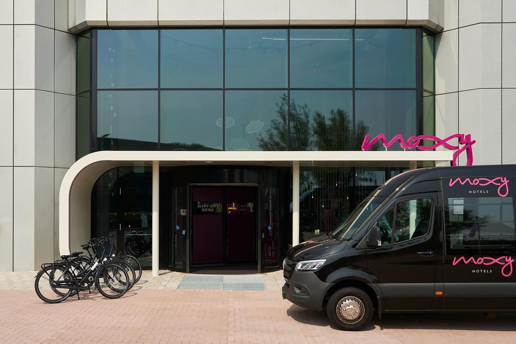 Отель Moxy Amsterdam Schiphol Airport Хоофддорп Экстерьер фото