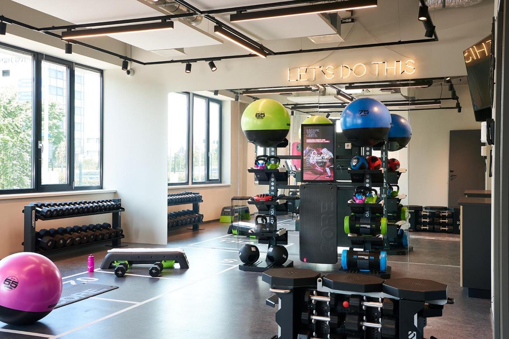 Отель Moxy Amsterdam Schiphol Airport Хоофддорп Экстерьер фото