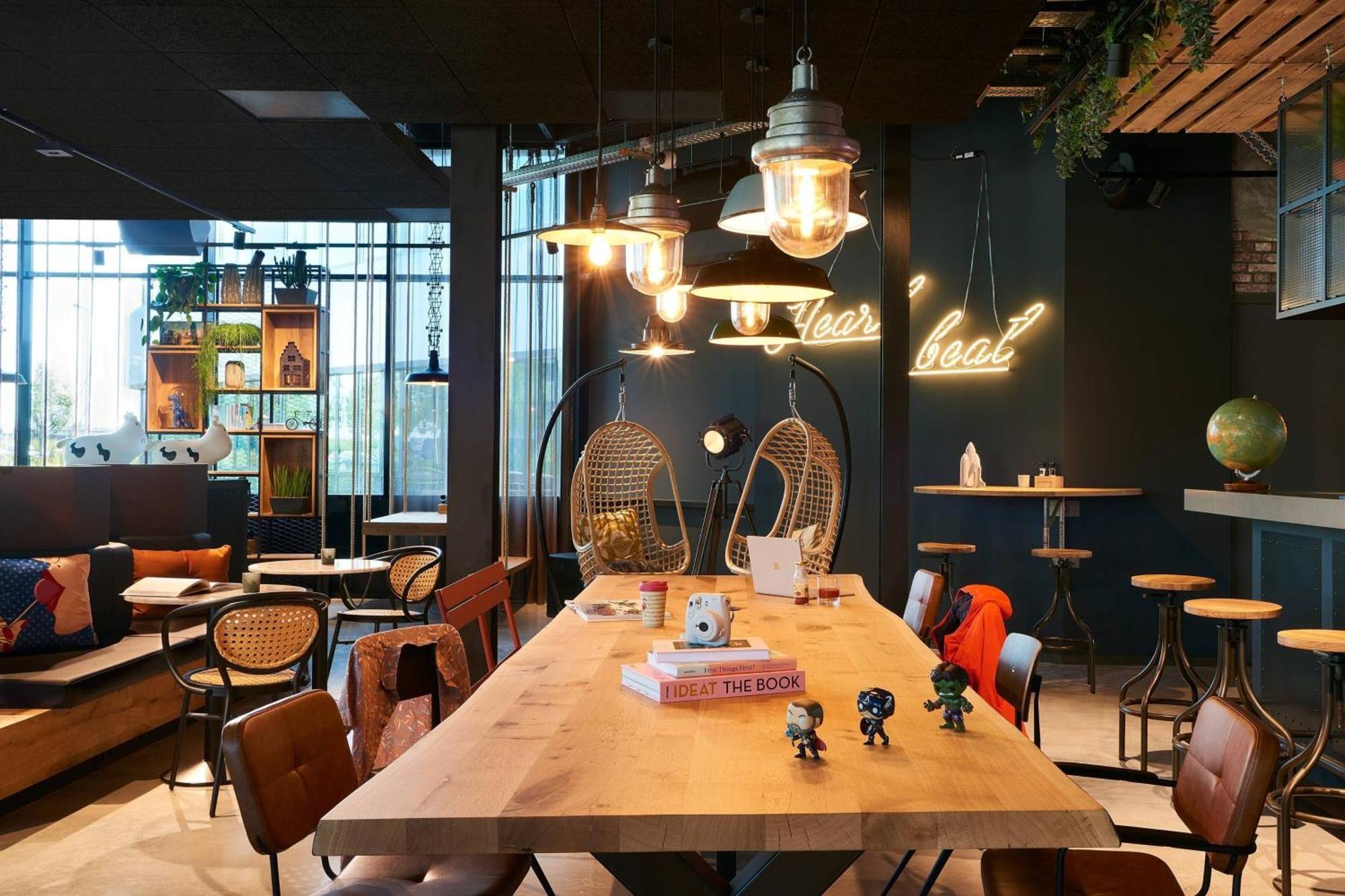 Отель Moxy Amsterdam Schiphol Airport Хоофддорп Экстерьер фото