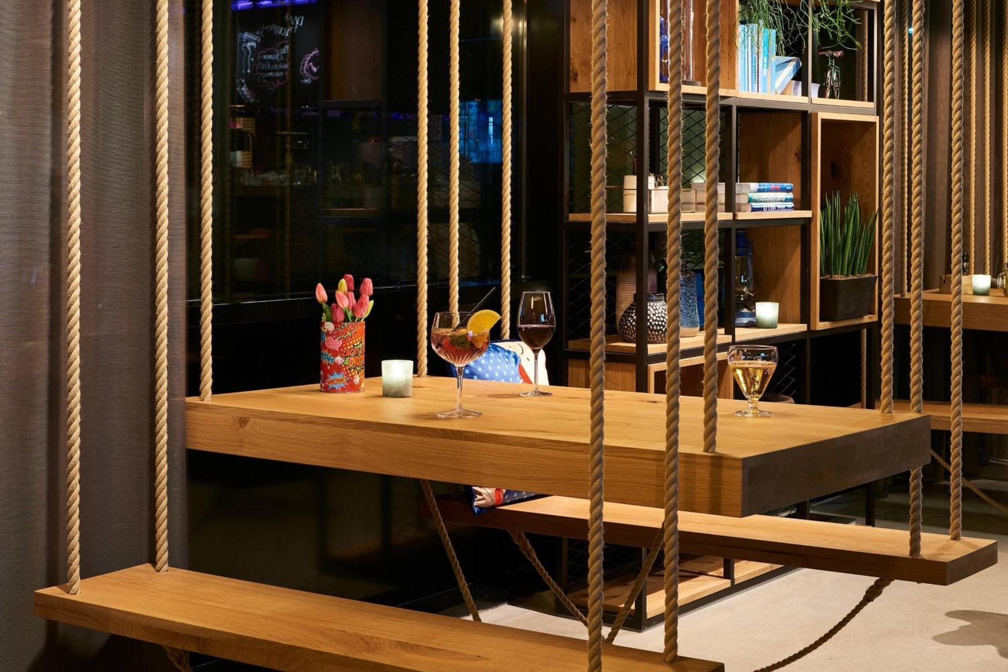 Отель Moxy Amsterdam Schiphol Airport Хоофддорп Экстерьер фото