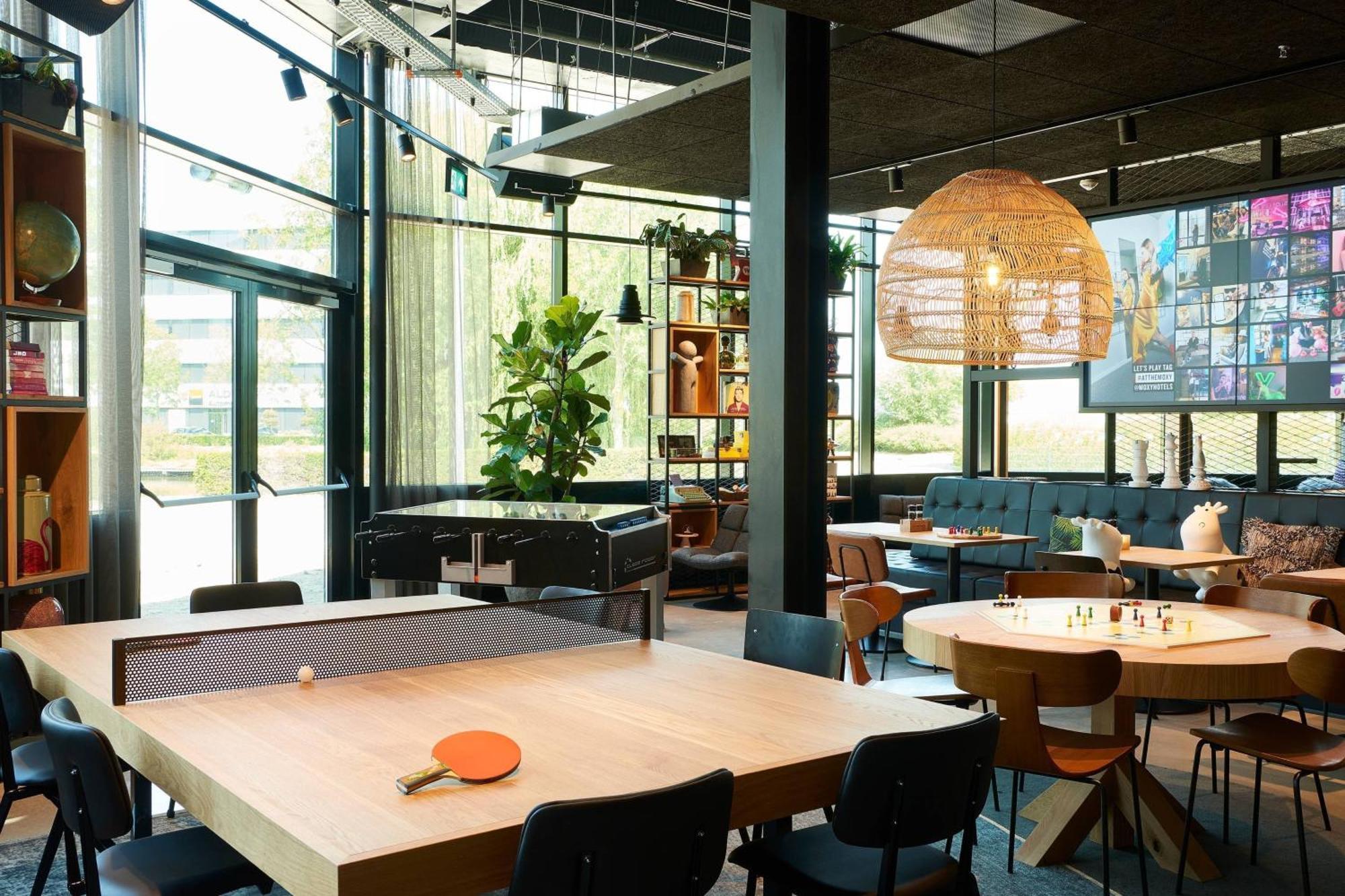 Отель Moxy Amsterdam Schiphol Airport Хоофддорп Экстерьер фото
