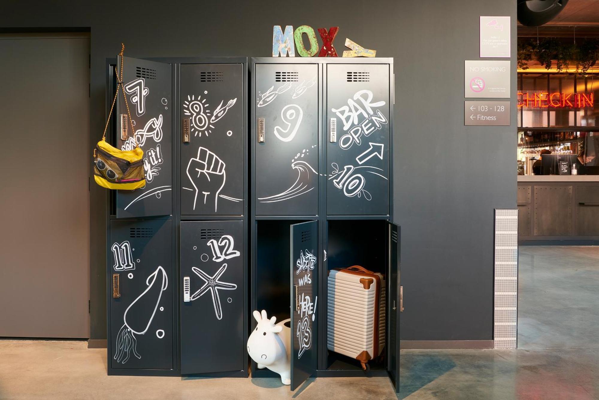 Отель Moxy Amsterdam Schiphol Airport Хоофддорп Экстерьер фото
